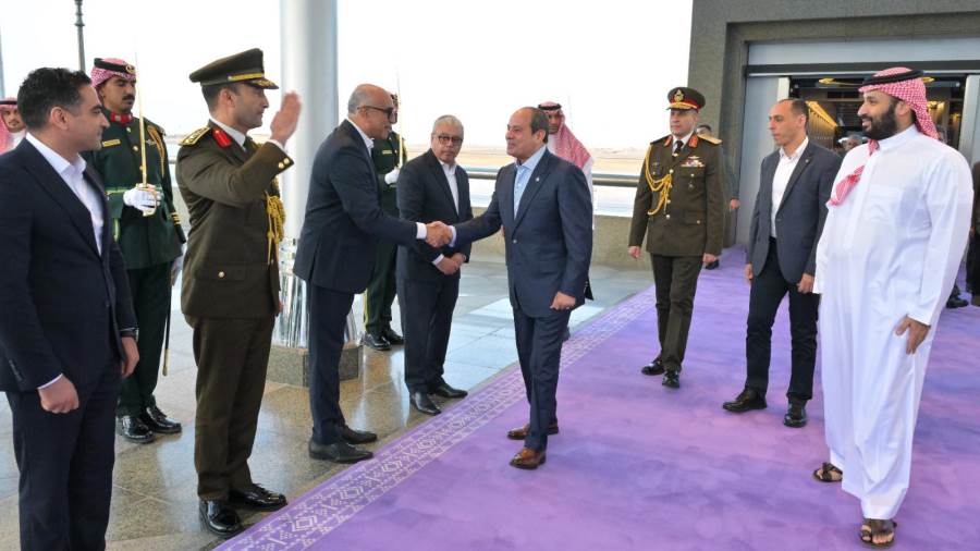 لبحث آخر التطورات الإقليمية.. السيسي يلتقي ولي العهد السعودي بجده