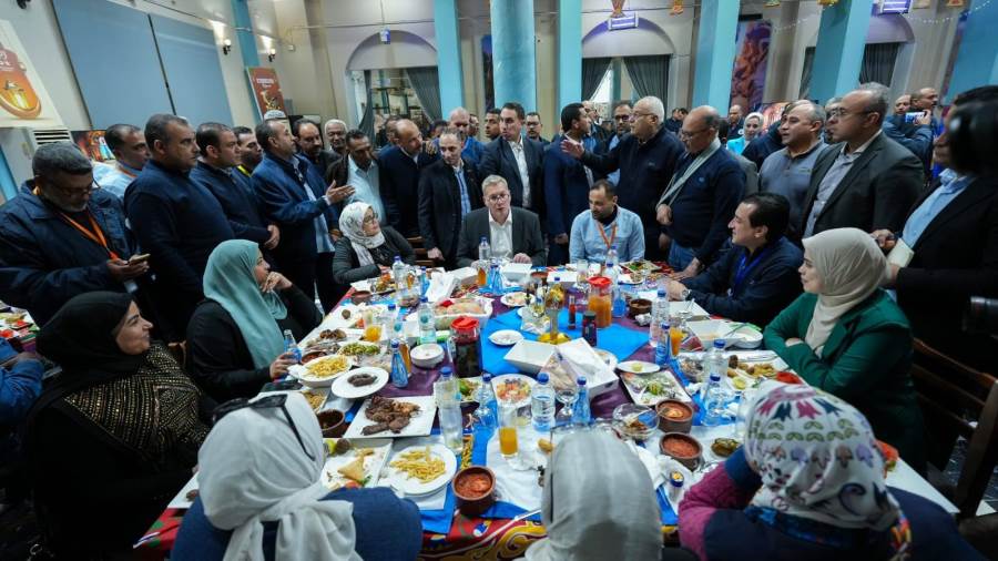 وزير البترول يشارك العاملين الإفطار بحقول الشركة العامة للبترول برأس غارب