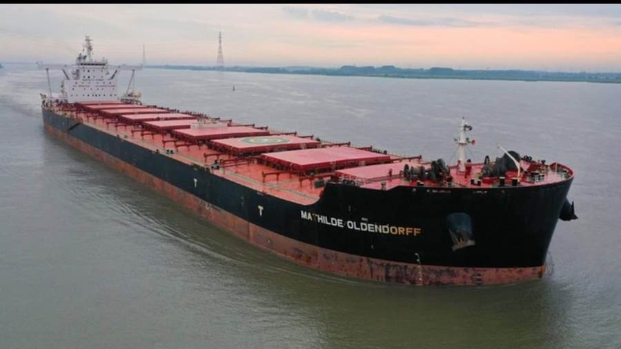  ميناء شرق بورسعيد يستقبل سفينة عملاقة محمّلة بـ165 ألف طن خام حديد 