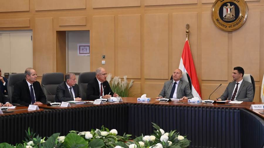وزير الصناعة يبحث مع محافظ القاهرة واتحاد الصناعات خطة تطوير منطقة شق الثعبان
