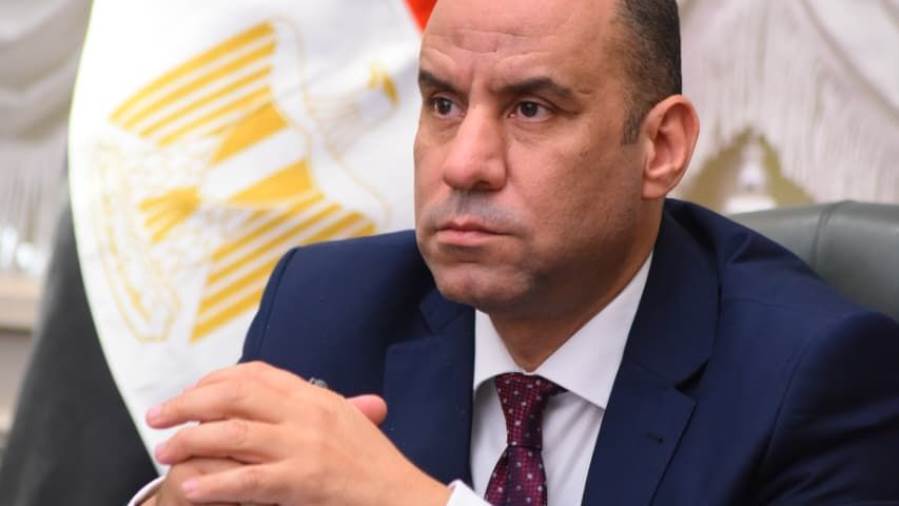 وزير العمل يلزم أصحاب الأعمال بإنشاء حضانات رعاية أطفال العاملات بالمنشآت