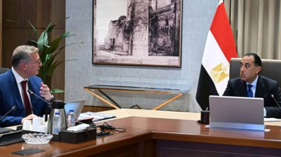 رئيس الوزراء يبحث مع وزير البترول تأمين المخزون الاستراتيجي من المشتقات البترولية