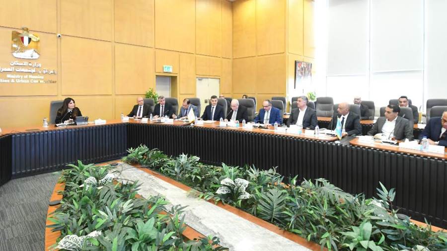 الإسكان تبحث مطالب ممثلي اتحاد مقاولي التشييد ورؤساء الشركات 