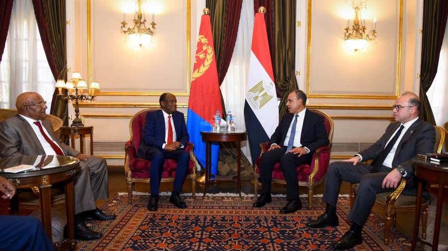 وزيرا الخارجية والاستثمار يلتقيان مستشار الاقتصادي للرئيس الإريتري