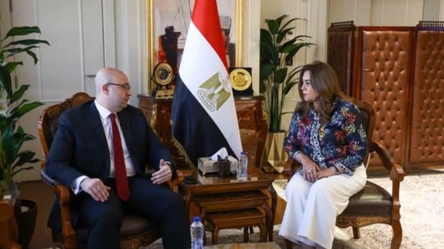 وزيرة التنمية المحلية تتابع مع "محافظ الفيوم" إعادة التوازن البيئي ببحيرة قارون