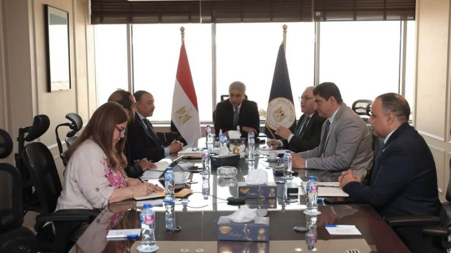 وزير السياحة يبحث تطوير منظومة الغوص والأنشطة البحرية وتحديث الضوابط