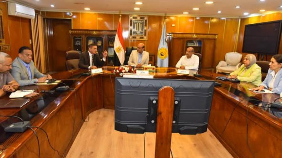 محافظ أسيوط يوجه بتسريع إجراءات تقنين أراضي الدولة والتصالح وتقديم التيسيرات للجادين