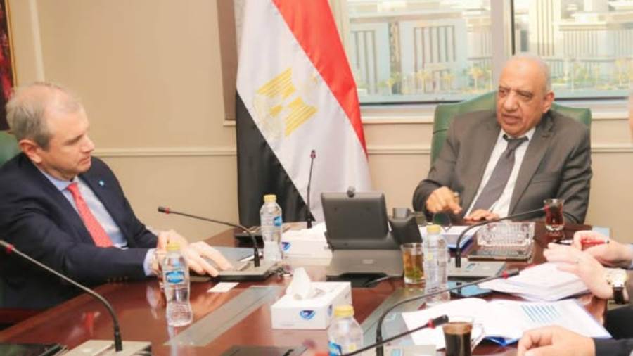 وزير الكهرباء يبحث مع “الكازار الإماراتية” تنفيذ مشروعات طاقة رياح  بـ1500 ميجاوات