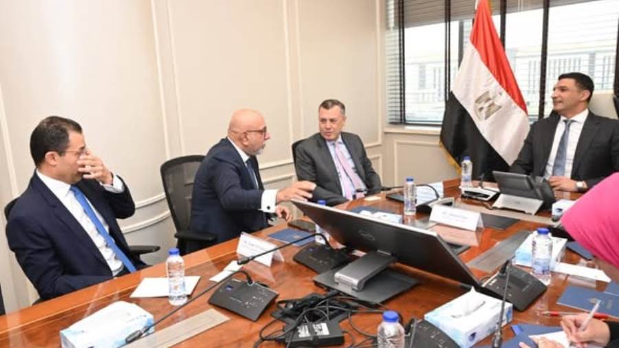 وزير الصناعة يبحث مع وفد بنك أبوظبي الأول- مصر تمويل المشروعات الصناعية