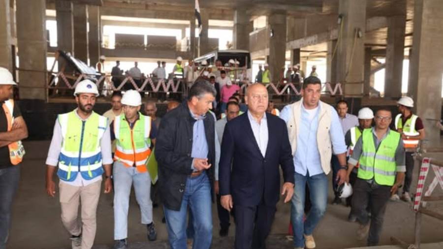 من ديروط للأقصر.. وزير النقل يتفقد 16 محطة بالخط الثاني للقطار السريع