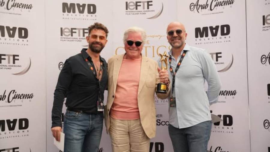 حسين فهمي يتسلم جائزة شخصية العام السينمائية العربية في مهرجان "كان"