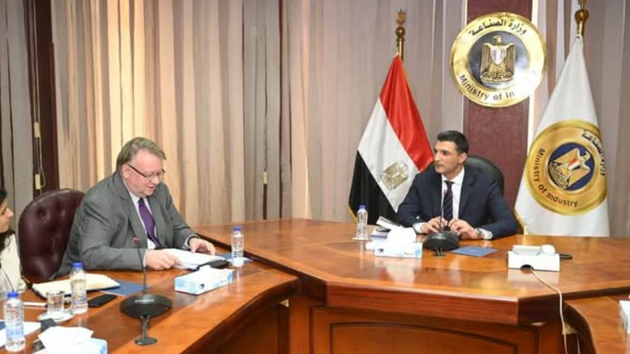 "الصناعة" تدرس إنشاء مصانع محلية للاستفادة من موارد القرى وتقليل الهجرة للمدن