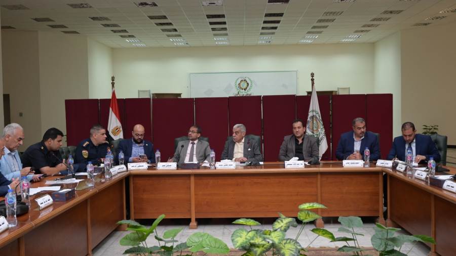 مجلس أمناء العاشر من رمضان يبحث عدداً من القضايا الحيوية والخدمية بالمدينة