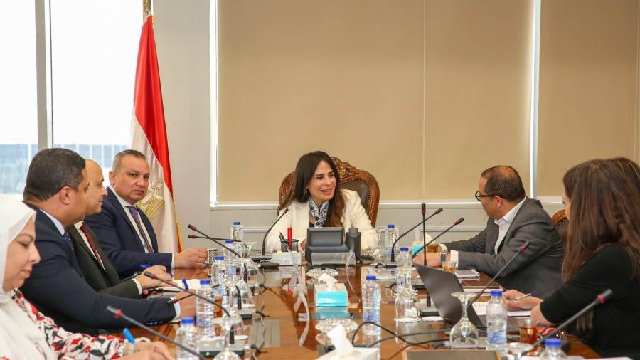 وزيرة الإسكان تبحث مقترح إنشاء «أوت ليت» تجاري بنطاق مدن شرق القاهرة