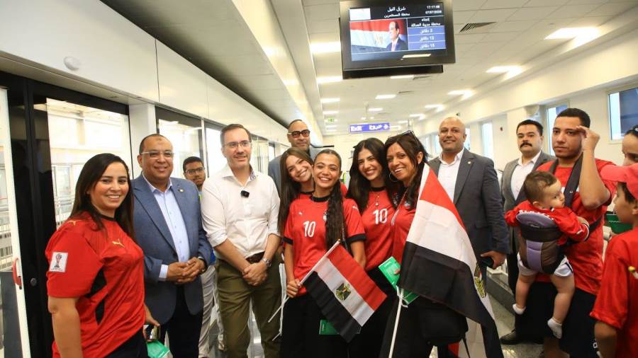 السفير البريطاني بالقاهرة يتفقد مونوريل شرق النيل ويشيد بمنظومة النقل الذكي بمصر