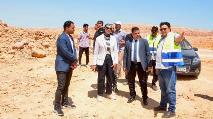 المهندسة أسماء مخلوف ومستشار مجلس الوزراء يتفقدا مشروعات البنية الأساسية بالسويس الجديدة
