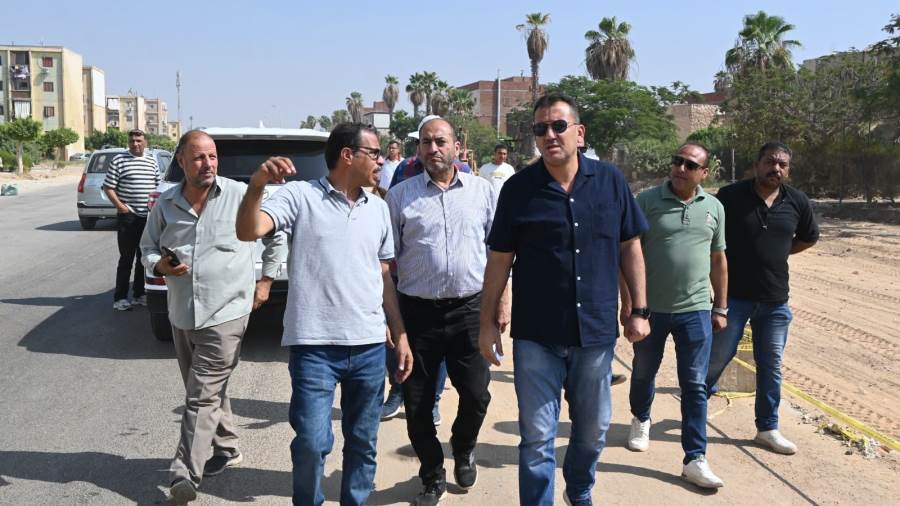 رئيس جهاز العاشر من رمضان يتفقد مشروعات الطرق والمرافق