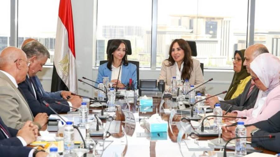 وزيرة الإسكان ومحافظ البحيرة يستعرضان موقف مشروعات مياه الشرب والصرف الصحي