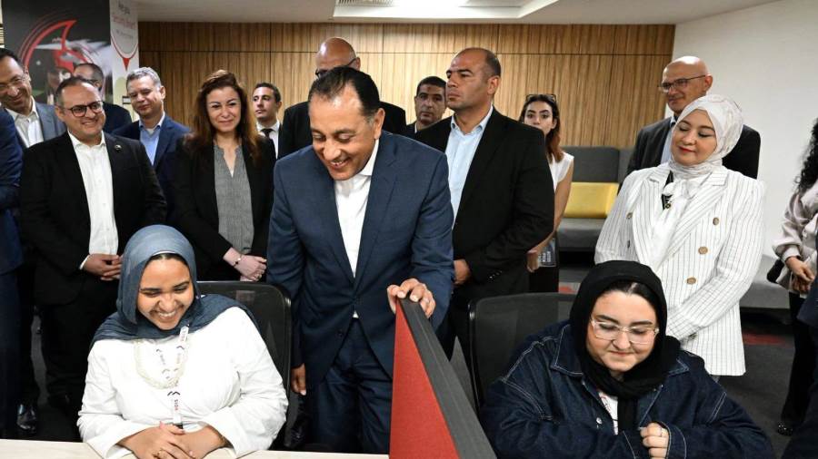 رئيس الوزراء يزور شركة فودافون للحلول الذكية "VOIS"