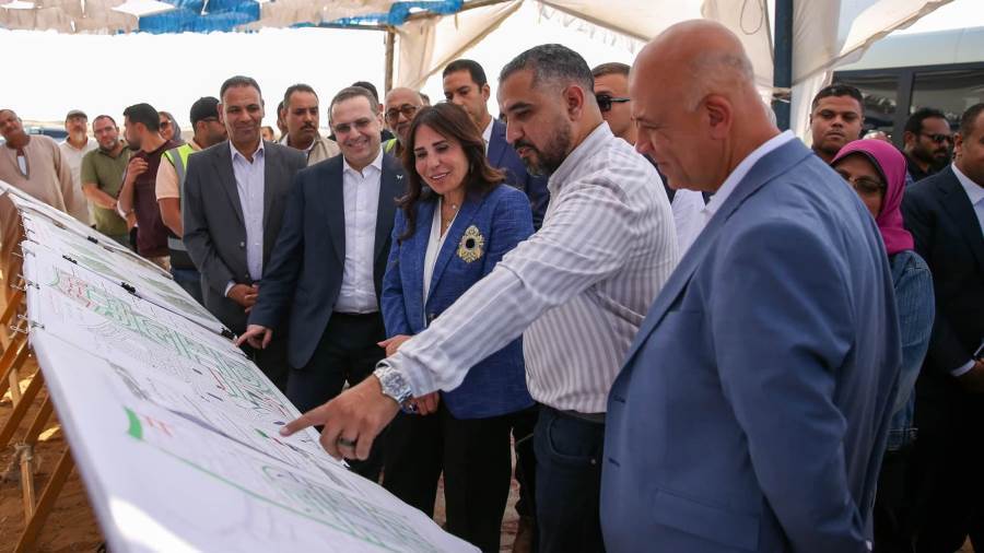 وزيرة الإسكان تتفقد مشروعات المرافق بـ"الأمل والشريط الخدمي" بالعبور الجديدة