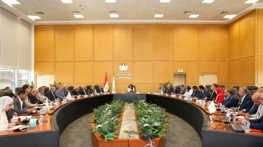 وزيرة الإسكان تتابع موقف منظومة المرافق بالقاهرة ومدينتي الشروق وبدر
