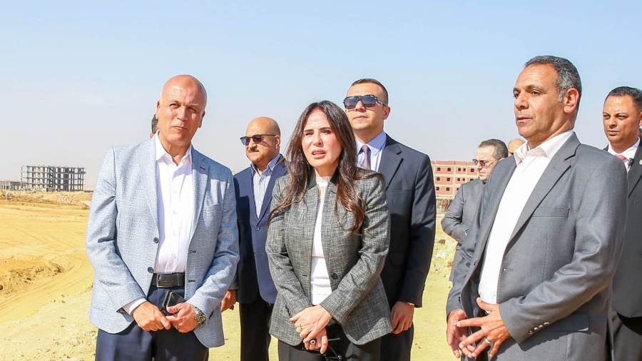 وزيرة الإسكان تشهد تسليم أول ١٠ أفدنة خالية من المخلفات بالقاهرة الجديدة