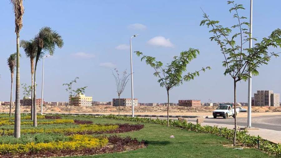 جهاز حدائق العاشر يواصل أعمال الزراعة والتجميل بمختلف الأحياء
