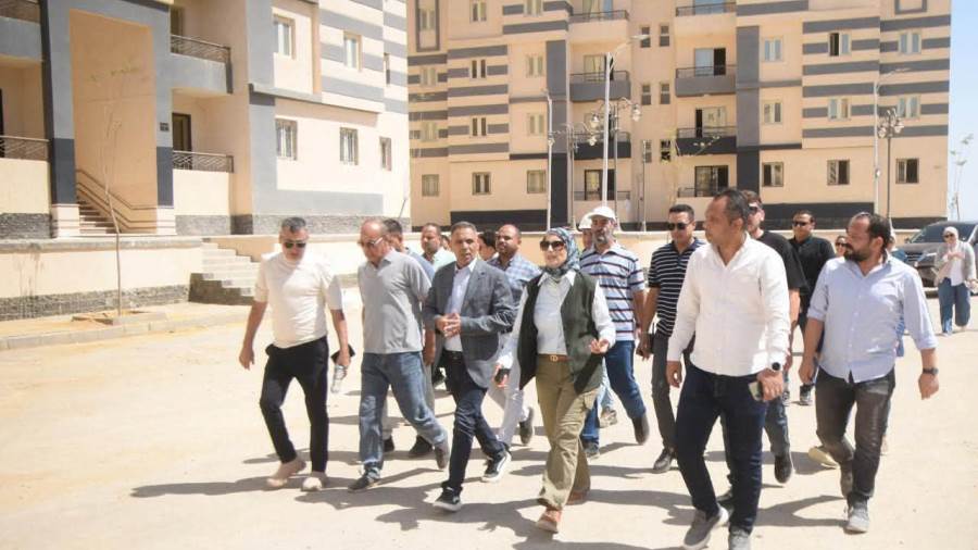 نائب رئيس هيئة المجتمعات العمرانية يتفقد مشوعات الإسكان بالسويس الجديدة