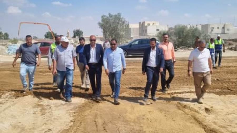 رئيس جهاز الشروق ومعاون هيئة المجتمعات  يتابعان أعمال الطرق والمرافق