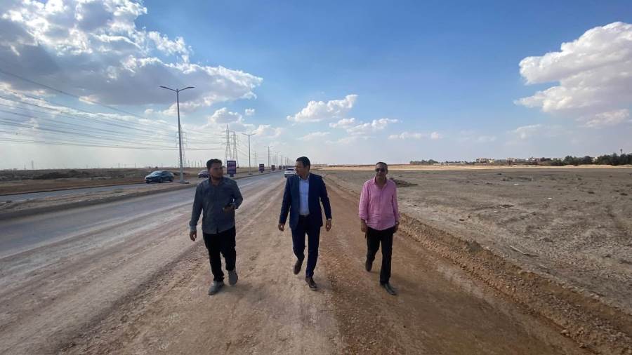 رئيس جهاز السادات يتفقد أعمال الطرق الجارية بالمحاور الرئيسية 