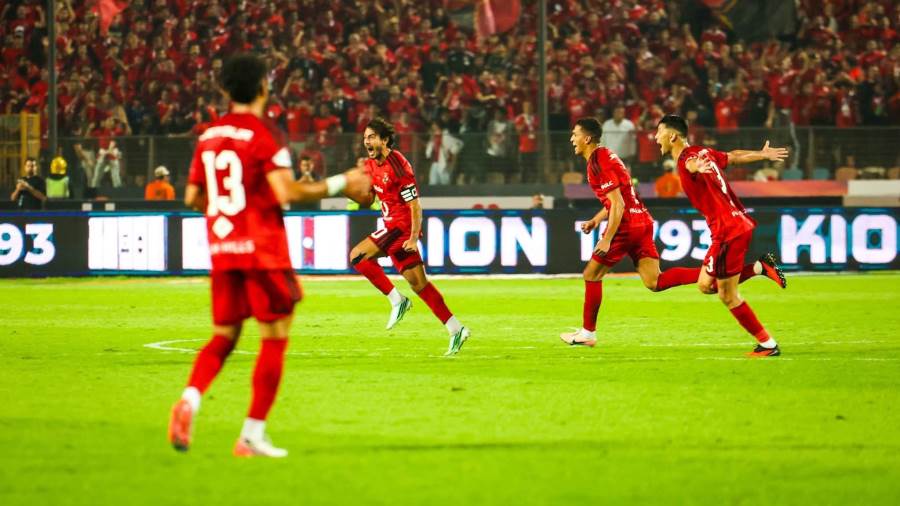 الأهلي يُسقط الزمالك بثنائية نظيفة في قمة الدوري المصري