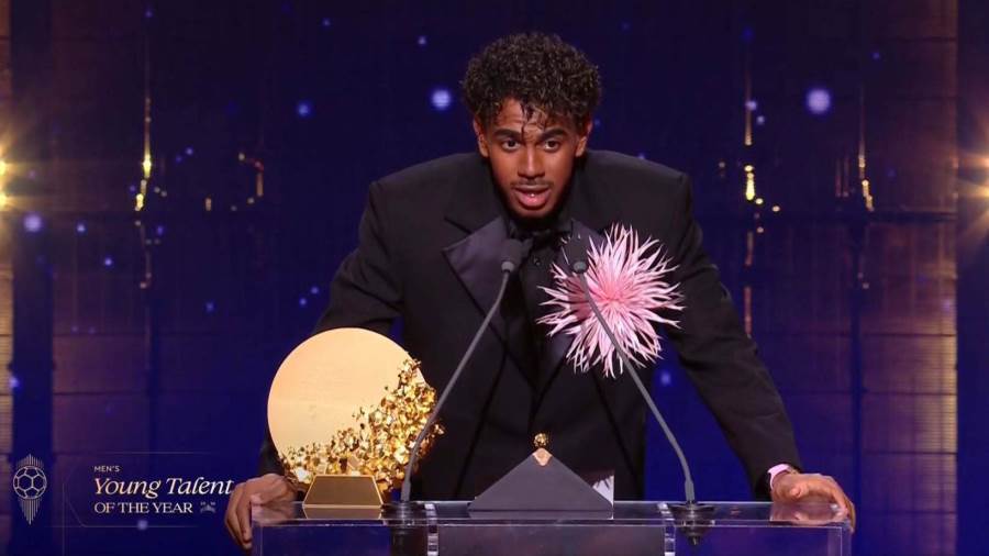لامين يامال يفوز بجائزة أفضل لاعب شاب في العالم لعام 2026