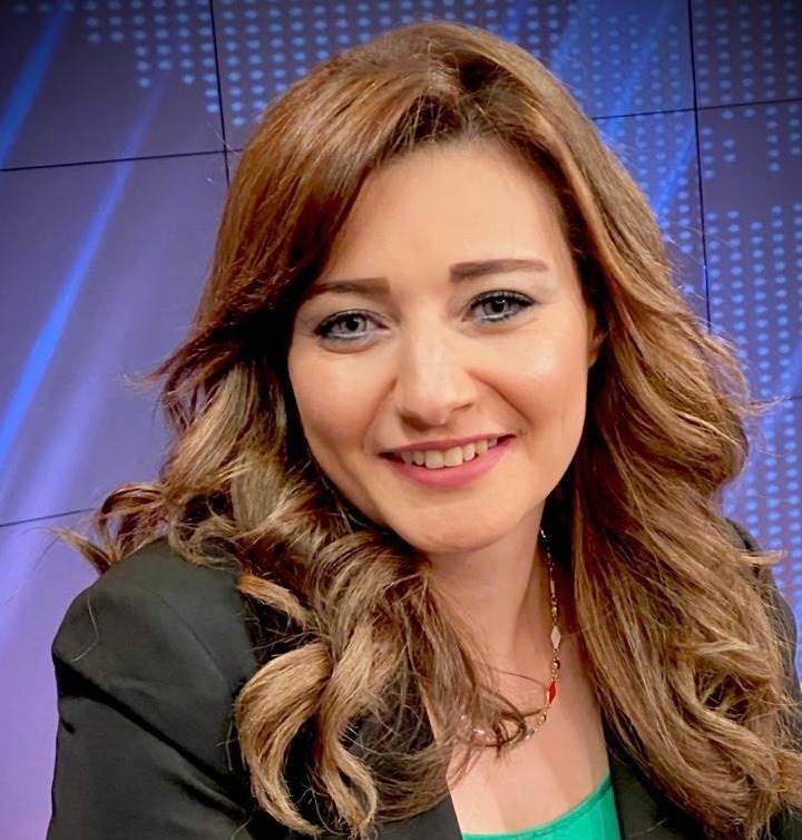 الإعلامية فاتن عبدالمعبود مقدمة برنامج همزة وصل على قناة النيل للأخبار 