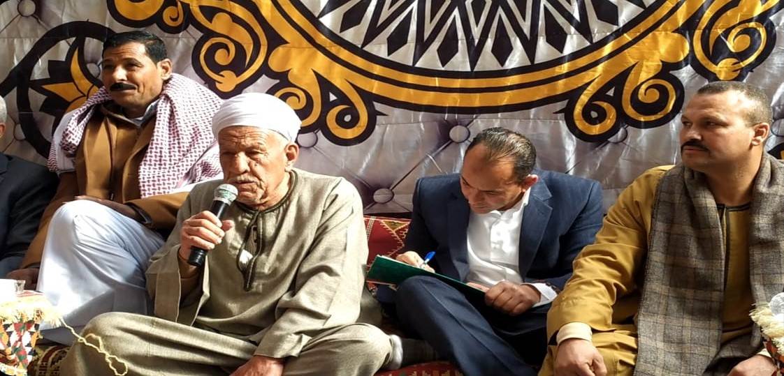 الشيخ عبدالفتاح البيجاوي خلال افتتاح الملتقى الأول لعائلات قبيلة عرب مطير