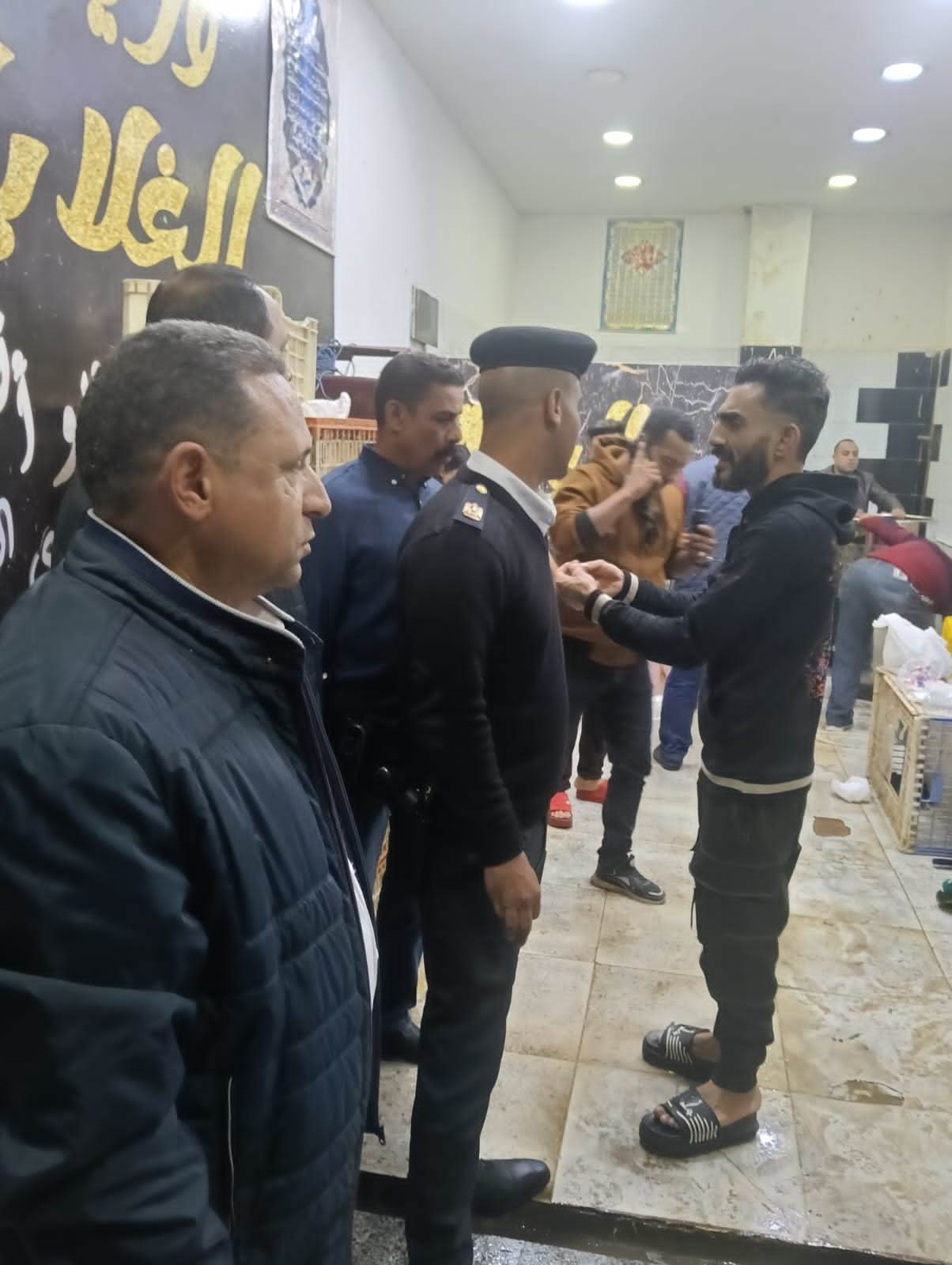 أثناء غلق أحد محلات الفراخ في فيصل 