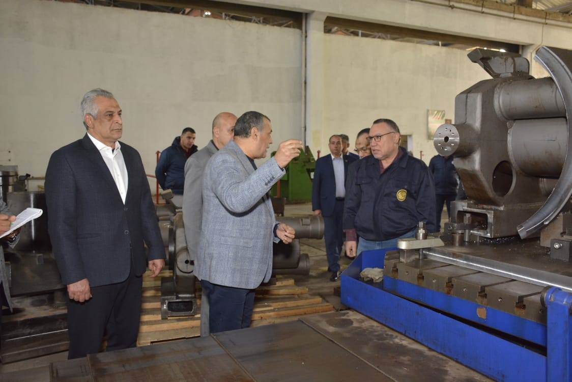 جانب من جولة وزير الإنتاج الحربي داخل مصنع 100