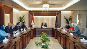 رئيس هيئة الدواء يبحث مع شركة «أبوت» خطط توطين الصناعة الدوائية في مصر