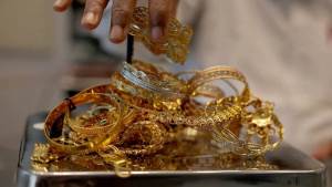 الذهب يتراجع وسط ترقب لقرارات أسعار الفائدة