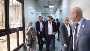 وزير الصحة يجري جولة مفاجئة بمستشفى السلام التخصصي ويحيل مدير المستشفى للتحقيق