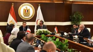 وزير الصحة يبحث مع سفير فرنسا علاج مرضى أورام غزة بمستشفى جوستاف روسي