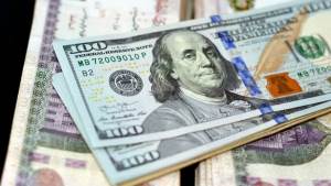 الجنيه يقاوم ضربات الدولار الباليستية..تراجع قوي خلال يومين في البنوك التجارية والحكومية