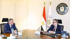 وزير التخطيط يبحث مع "أيادي للاستثمار" دعم الشركات الناشئة وتعزيز جهود التنمية الاقتصادية