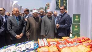  "دكان الفرحة" بالأزهر يوزع 80 ألف قطعة ملابس و4 آلاف كتاب 