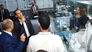 الرئيس التنفيذي لهيئة الاستثمار والمناطق الحرة يتفقد مركز خدمات المستثمرين