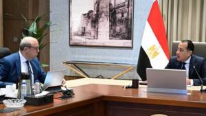 وزير الطيران لـ"مدبولي": تفعيل منظومة API يلغي البطاقات الورقية ويقلص زمن الإجراءات 