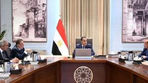 رئيس الوزراء يبحث الاعتمادات المالية المطلوبة لتعزيز المخزون الاستراتيجي من السلع