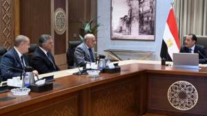 رئيس الوزراء يشدد على الإسراع بتنفيذ مشروعات الطاقة الجديدة والمتجددة