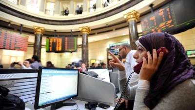 البورصة تتراجع في مؤشر اليوم الإثنين.. ورأس المال يخسر 4.9 مليار جنيه