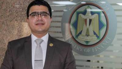 «صقر الجمارك»..وزير المالية يكرم أحد مأموري جمرك مطار القاهرة