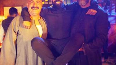 «السقا وكرارة » يحملان مخرج «نسل الأغراب » في كواليس التصوير